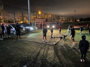 Beylikdüzü’nde stadyumda araç farları eşliğinde antrenman
