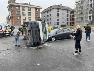 Beylikdüzü’nde ticari minibüs devrildi: 2 yaralı
