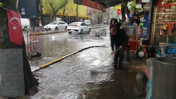 Beyoğlu’nda esnafın yağmurla imtihanı
