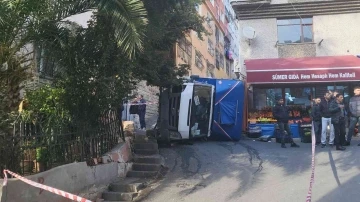 Beyoğlu’nda faciadan dönülen anlar kamerada: Devrilen kamyonetin altında kalmaktan son anda kurtuldu
