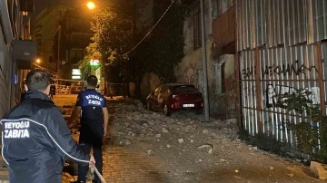 Beyoğlu’nda metruk binadan dökülen taşlar park halindeki 3 aracı pert etti
