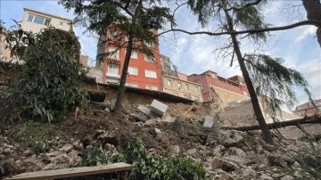 Beyoğlu'nda istinat duvarının çökmesi sonucu 3 bina boşaltıldı