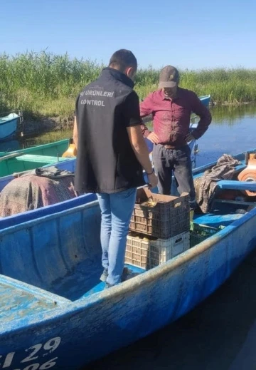 Beyşehir’de göl ve göletlerde avlanan tatlı su balıklarının boy limiti denetleniyor
