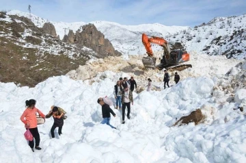 Beytüşşebap’ta öğrenciler çığın düştüğü yolu aşarak okula gidiyor
