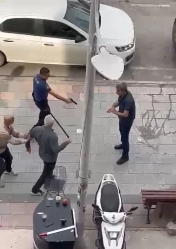 Bıçaklı saldırganı polis etkisiz hale getirdi, o anlar kamerada
