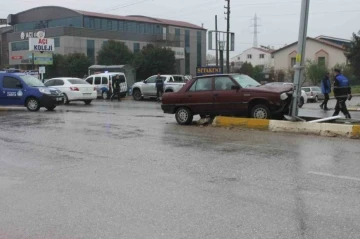 Biga’da elektrik direğine çarpan otomobilin sürücüsü yaralandı
