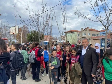 Bigadiç Belediyesi 15 bin fidan öğrencilerle buluşturdu