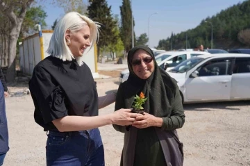 Bilecik Belediye Başkanı Şubaşı, vatandaşlara çiçek hediye etti
