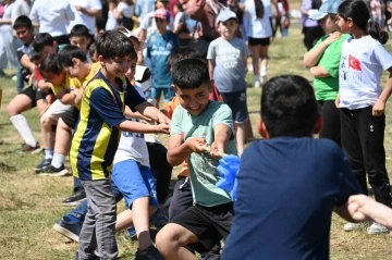 Bilecik’te binlerce çocuk unutulmaya yüz tutmuş oyunları hep birlikte oynadı
