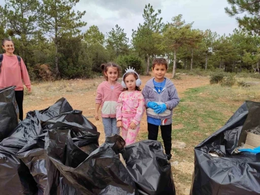 Bilecik’te bir site sakinleri çevre temizliğinde 30 poşet çöp topladı
