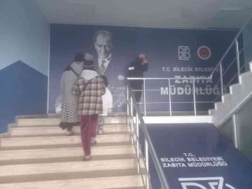 Bilecik’te çocuklarıyla dilenen kadın zabıta ekiplerince yakalandı