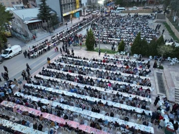 Bilecik’te düzenlenen iftar yemeğine binlerce kişi katıldı
