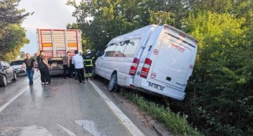 Bilecik’te minibüs kazası ucuz atlatıldı
