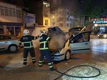 Bilecik’te seyir halinde alev alan ve patlamalar yaşanan araç yangını korkuttu
