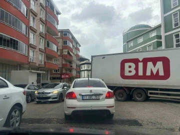 Trafiği kilitleyen BİM marketlere ait TIR'ın sürücüsüne tepki