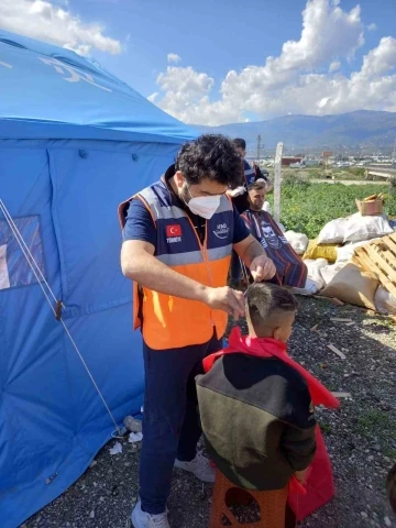 Bilecik’ten Hatay’a çocukları tıraş etmeye gittiler
