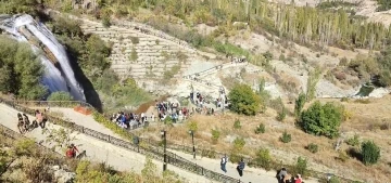 Bin kişilik öğrenci kafilesi Uzundere’yi gezdi
