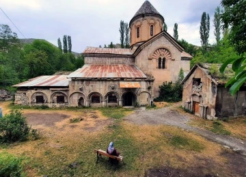 Bin yıllık Taş Camii asırlara meydan okuyor
