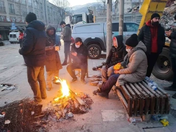 Bina çöktü kendini caddede buldu, kocası ve oğlunun kurtarılmasını bekliyor