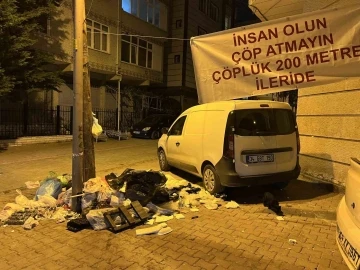 Bina önüne çöp bırakılmasından bıkan apartman sakinleri, pankart asarak tepki gösterdi
