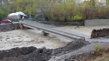 Bingöl’de aşırı yağış nedeniyle dereler taştı, yaya köprüsü geçici olarak kapatıldı
