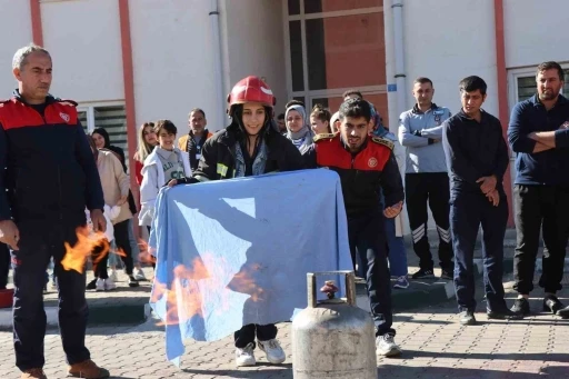 Bingöl’de hastane personeline yangın eğitimi
