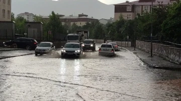 Bingöl’de sağanak etkili oldu, yollar göle döndü
