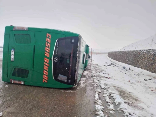 Bingöl’de yolcu otobüsü devrildi: 2 ölü, 16 yaralı
