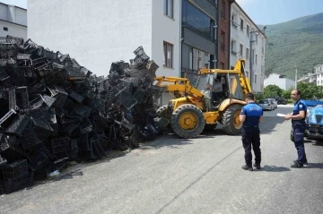 Binlerce boş sele biriktiren vatandaşa zabıta müdahalesi
