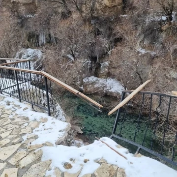 Binlerce yıllık kanyonda düşen kaya parçaları hasara neden oldu
