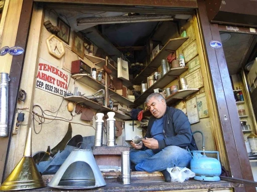 Bir buçuk metrekarelik dükkanında baba ve dede mesleğini yaşatıyor
