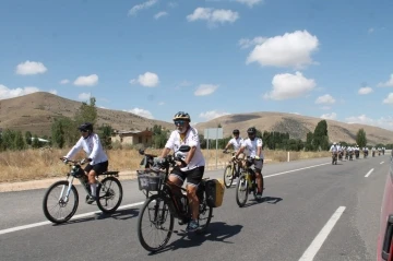 Bisiklet tutkunları bisikletleriyle 80 kilometre yol kat ettiler
