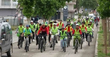 Bisikletseverler 7 kilometre pedal çevirdi
