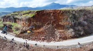 Bitlis-Baykan karayolunda heyelan
