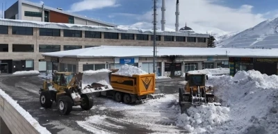 Bitlis’te kar yığınları kamyonlarla taşınıyor
