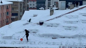 Bitlis’te yürekleri ağızlara getiren çatı temizliği
