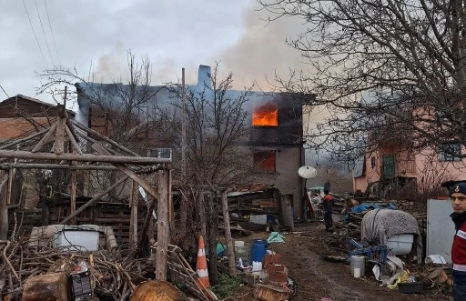 Bolu’da 2 katlı ahşap evde yangın