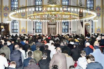 Bolu’da bayram namazında vatandaşlar camilere akın etti
