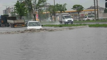 Bolu’da bazı cadde ve sokaklar göle döndü
