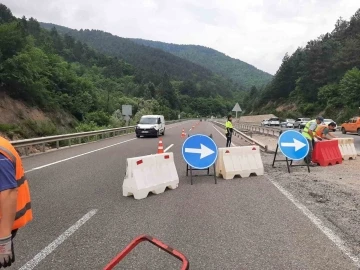 Bolu’da heyelan sebebiyle kapanan yol kontrollü olarak trafiğe açıldı
