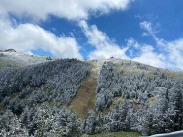 Bolu’da mayıs ortasında yağan kar hayrete düşürdü: “Normal değil”
