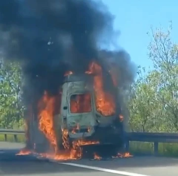 Bolu’da minibüs alev topuna döndü
