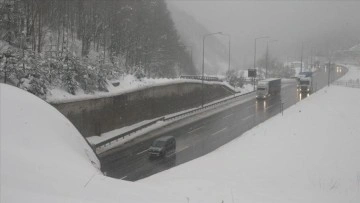 Bolu Dağı'nda yoğun kar yağışı etkili oluyor