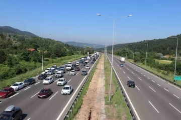 Bolu geçişinde tatilcilerin trafik yoğunluğu devam ediyor
