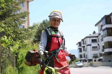 Bolu’nun sokaklarında anne eli: Ekmeğini şehrin sokaklarını temizleyerek kazanıyor
