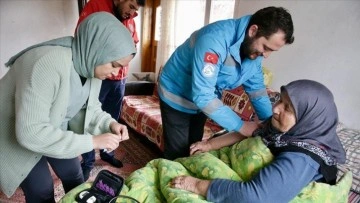 Bolu'da sağlık personeli hastalıkların erken teşhisi için köy köy dolaşıyor