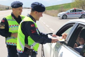 Bolvadin’de jandarmadan lokumlu ve çikolatalı denetim
