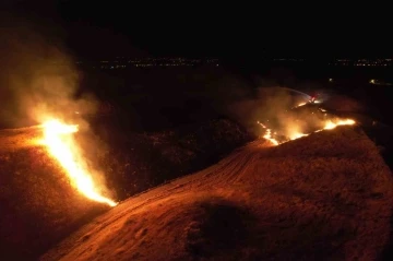 Boş arazide başlayan yangın 8 saattir sürüyor
