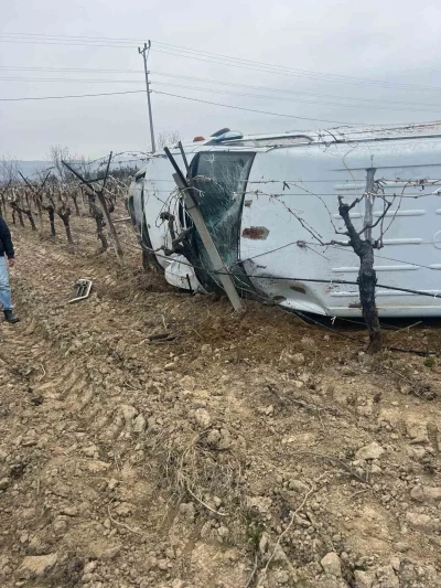 Boş minibüs üzüm bağlarının arasına uçtu: 1 yaralı
