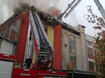 Bursa’da boyahane cayır cayır yandı